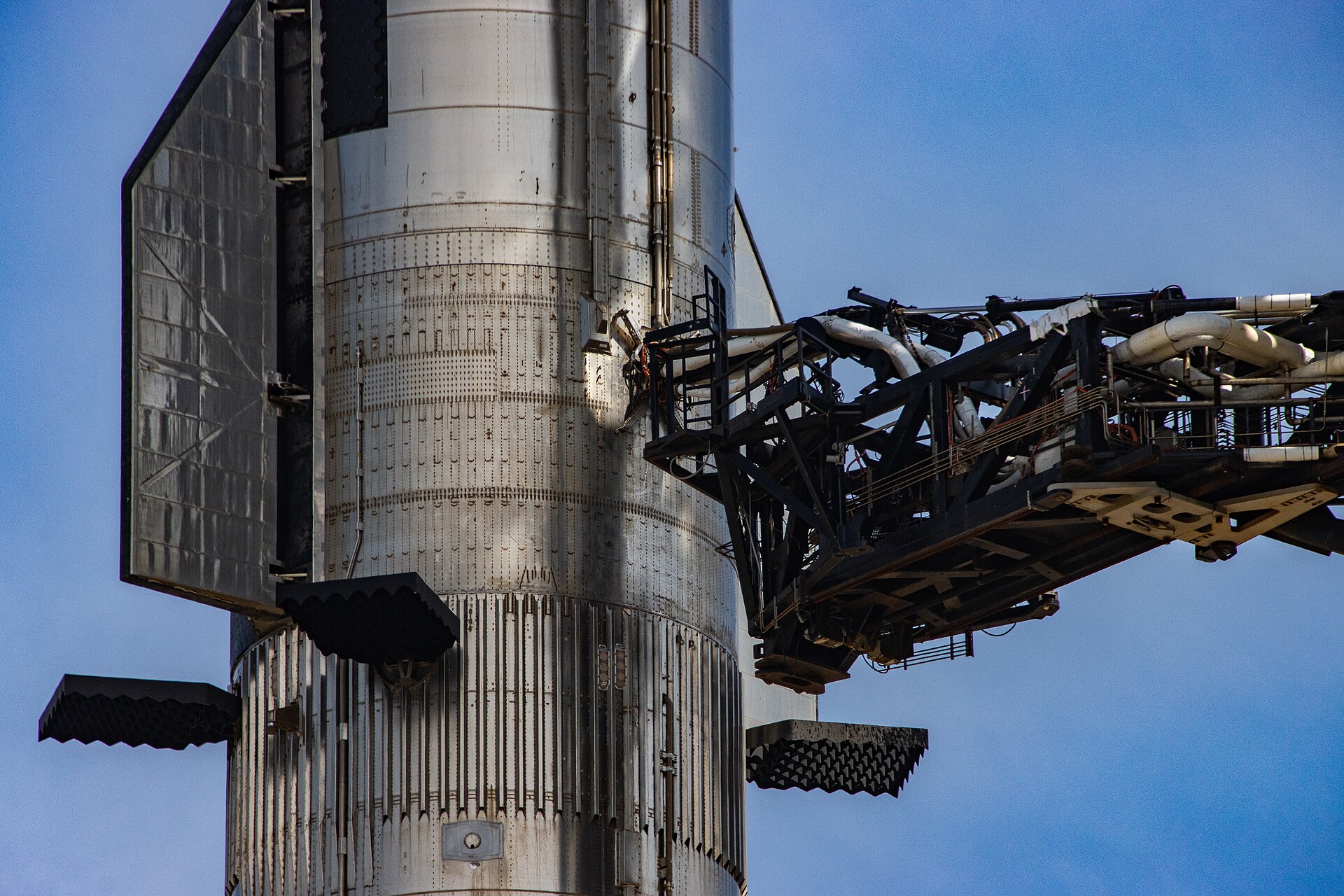 Starship launch-tower close-up · CC BY-SA 4.0